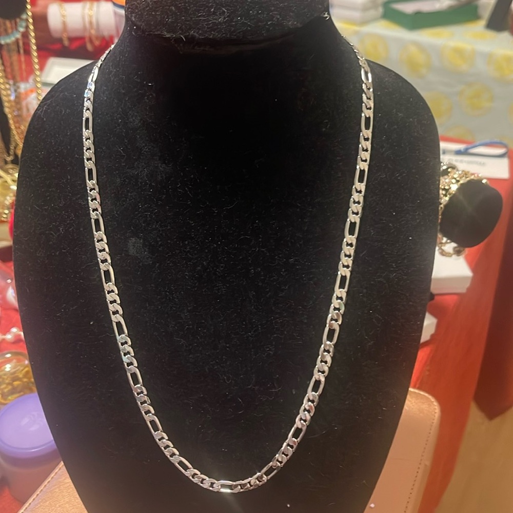 One 24 “ fígaro chain in 14 k gold plated.